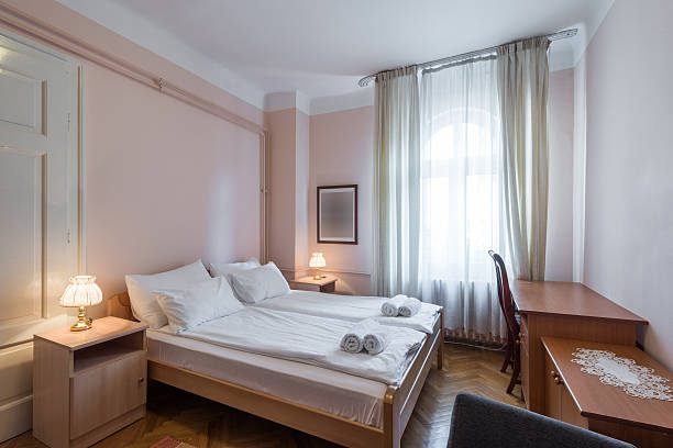 ホテルのインテリアにダブルベッドルーム - double bed headboard hotel room design ストックフォトと画像