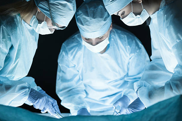equipa médica efectuar a operação - surgeon urgency expertise emergency services imagens e fotografias de stock