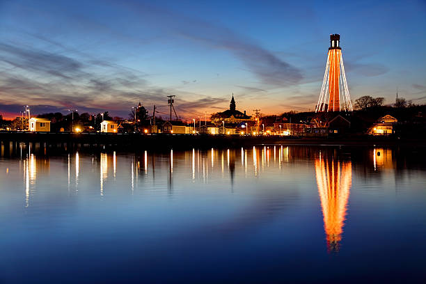 pilgrim monumento a cape cod decorato con luci per le festività - provincetown foto e immagini stock