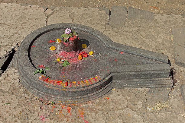 shivalinga no shri bhiravnath templo de shiva em kikli lord - shivalinga - fotografias e filmes do acervo