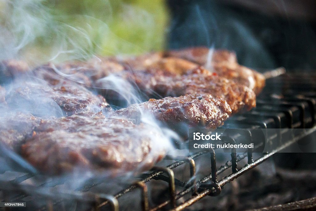Boulettes de viande sur le feu - Photo de Activités de week-end libre de droits