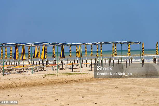 Filas De Las Sombrillas Y Sillas Reclinables En La Playa Soleada Foto de stock y más banco de imágenes de Actividades recreativas