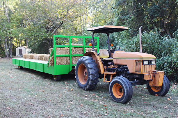 moderno tractor - agricultural machinery retro revival summer farm imagens e fotografias de stock