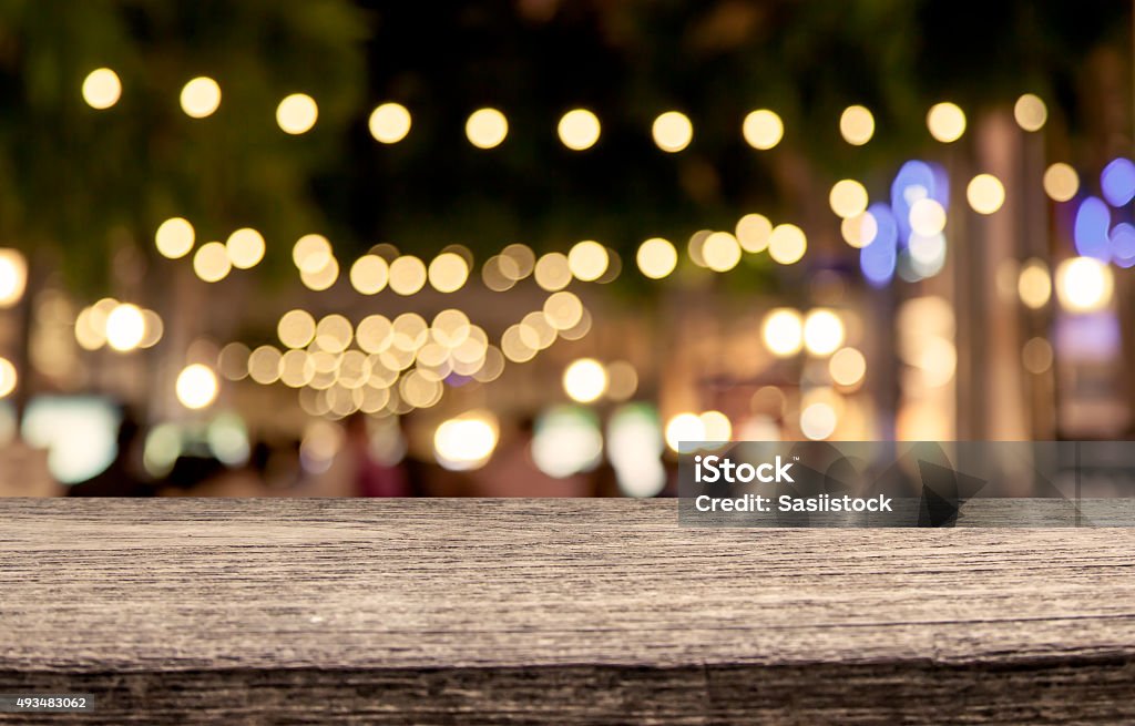 Holztisch mit abstrakt bokeh in Nacht shopping mall - Lizenzfrei Romantisches Verhältnis Stock-Foto