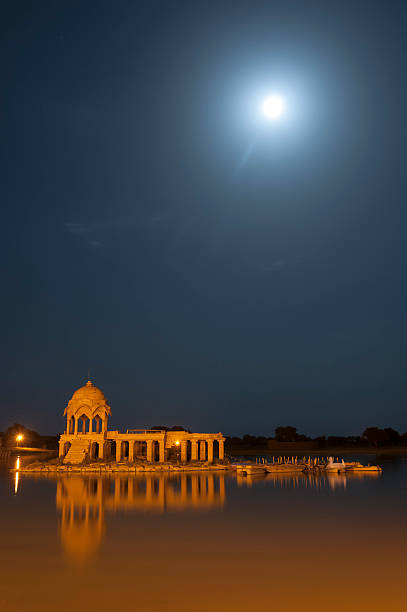 iluminado hindu antigo templo no lago gadsisar, jaisalmer, rajastan, índia - jaisalmer imagens e fotografias de stock