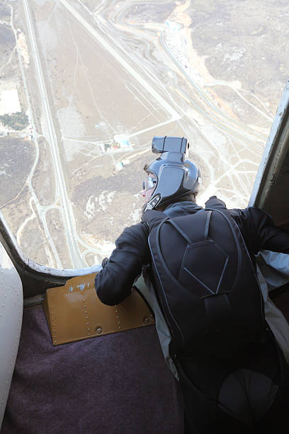 prêt à sauter - skydiving air aerial view vertical photos et images de collection