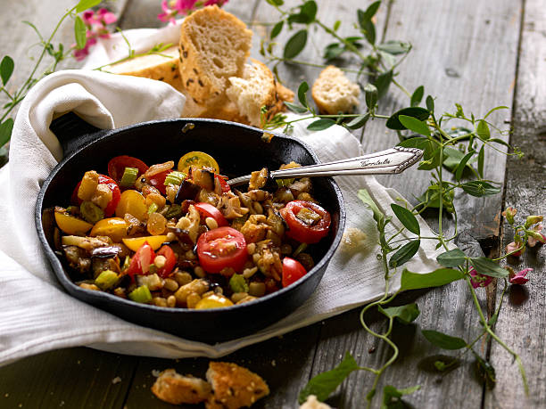 夏のお料理には、イタリア・シチリア caponata に関連する - zucchini vegetable food food and drink ストックフォトと画像