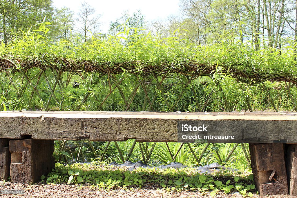 Banco de madera rústica/jardín con willow weaving seto de uso de la imagen - Foto de stock de Aire libre libre de derechos