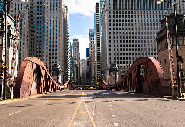 istock Famous LaSalle Street Bridge 493501729