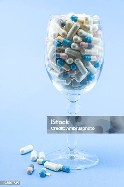 Píldoras En Vino De Vidrio Foto de stock y más banco de imágenes de Adicción - Adicción, Amarillo - Color, Asistencia sanitaria y medicina