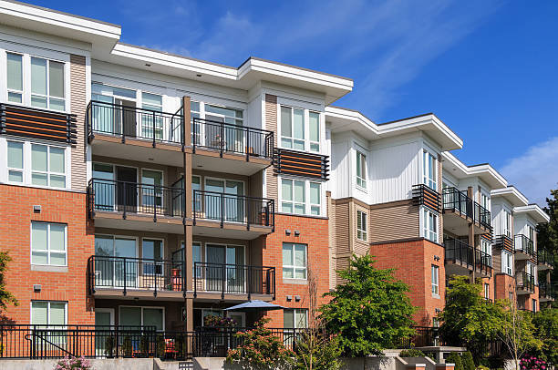 apartment building - housing development apartment house outdoors photos et images de collection