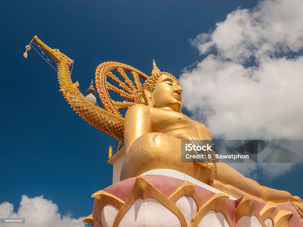 status de Buda de ouro com céu azul em Ko Samui, Tailândia - Foto de stock de Adulação royalty-free