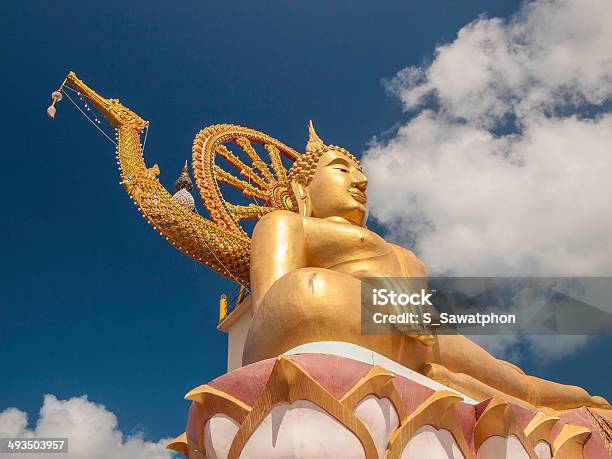 Foto de Status De Buda De Ouro Com Céu Azul Em Ko Samui Tailândia e mais fotos de stock de Adulação