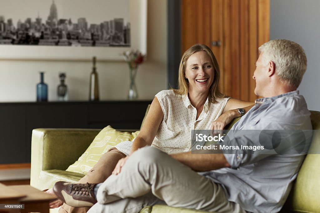 Couple spending leisure time in living room - Royalty-free Praten Stockfoto