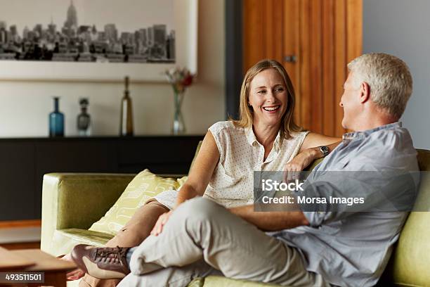 Couple Spending Leisure Time In Living Room Stockfoto en meer beelden van Praten - Praten, Ouder volwassenen koppel, Huiselijk leven