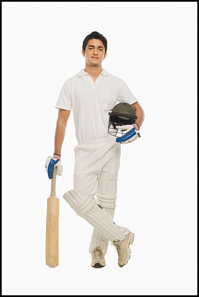 portrait d'un batteur de cricket debout avec batte - sport of cricket cricket player cricket bat batting photos et images de collection