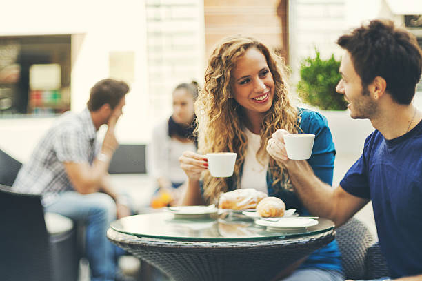 casal fazendo um italiano no bar de café da manhã - coffee couple italy drinking - fotografias e filmes do acervo