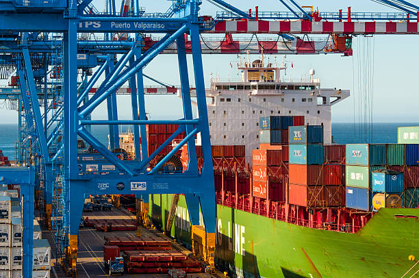 hafen von valparaiso - harbor editorial industrial ship container ship stock-fotos und bilder