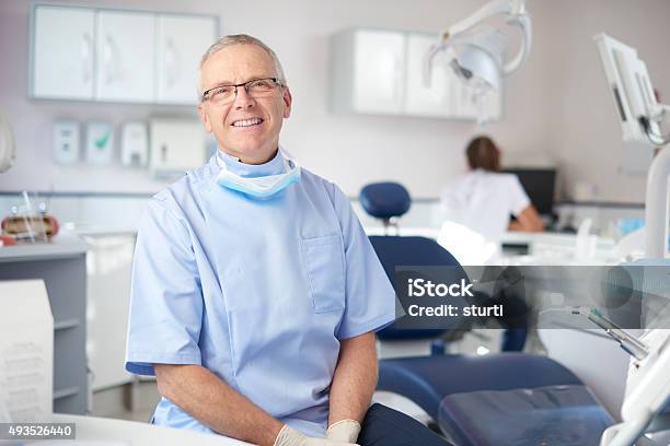 Ältere Männliche Zahnarzt Porträt Stockfoto und mehr Bilder von Zahnarzt - Zahnarzt, Lächeln, Porträt