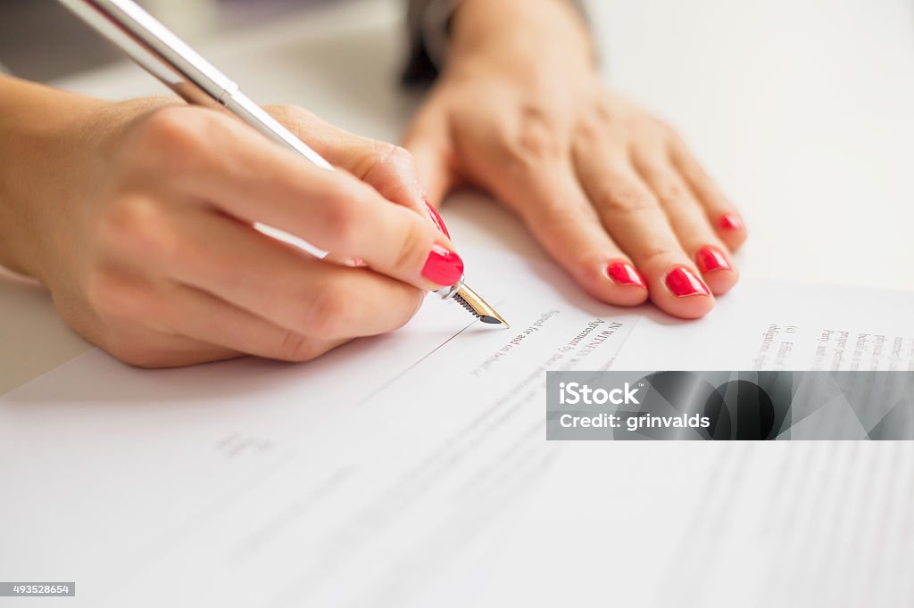 Frau Schreiben auf Papier - Lizenzfrei Unterschreiben Stock-Foto