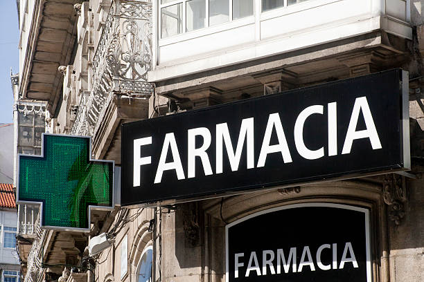 istock Pharmacy signs in spanish language and green cross. 493532084