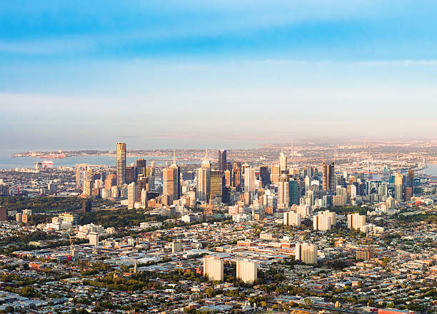 vista aérea de melbourne cbd - australia office building melbourne skyline - fotografias e filmes do acervo