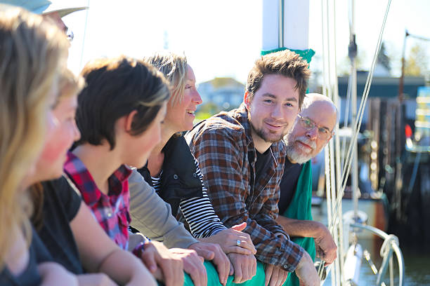 gruppo di multi-età persone sulla barca a vela godendo bella giornata - parker brothers foto e immagini stock