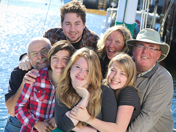 grupo de personas de edad en velero disfrutando de día maravilloso - parker brothers fotografías e imágenes de stock