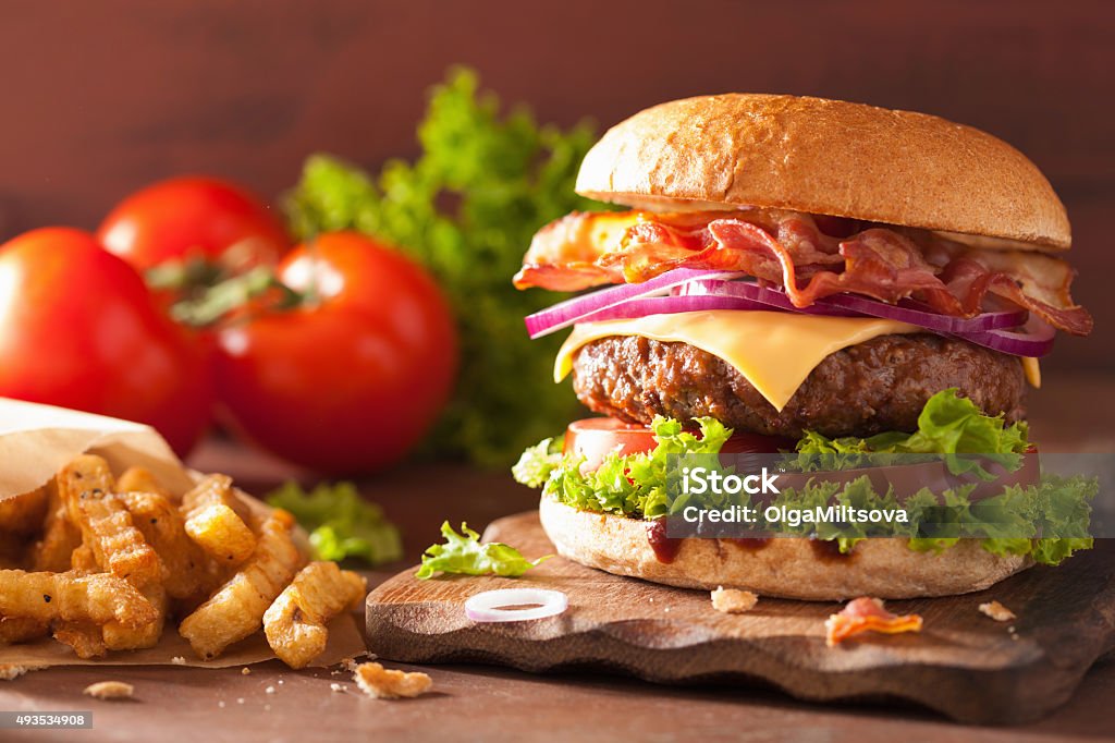 Speck Käse-burger mit Rindfleisch und Tomaten-Zwiebel patty - Lizenzfrei Speck Stock-Foto