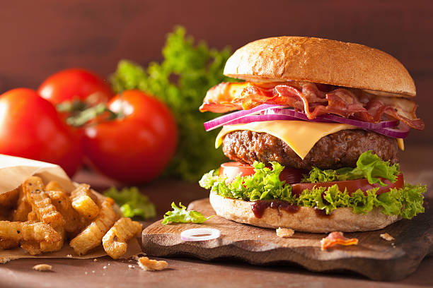 bacon cheese burger z patty wołowymi pomidora, krążki cebulowe - barbecue beef close up multi colored zdjęcia i obrazy z banku zdjęć