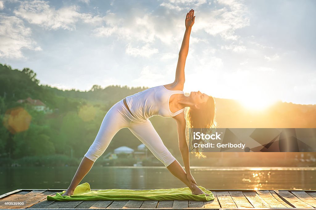 Mulher fazendo yoga no lago-belas luzes - Foto de stock de Yoga royalty-free