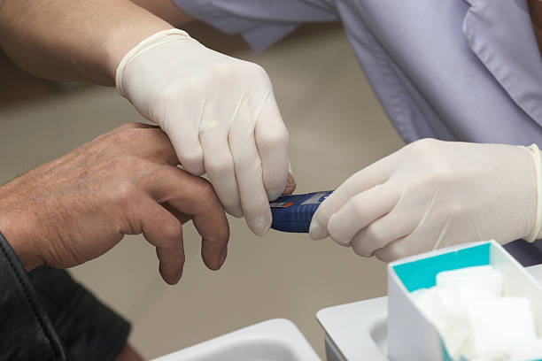 análisis de sangre de laboratorio, medicina, asistencia sanitaria de la diabetes - surgical needle syringe prick injecting fotografías e imágenes de stock