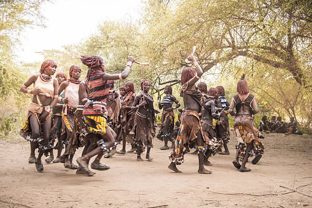 donna di hamer ballare durante un toro jumping cerimonia - dancing africa ethiopian culture ethiopia foto e immagini stock