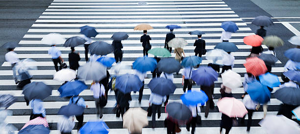 trabalhadores de chuva - umbrella parasol rain rush hour imagens e fotografias de stock