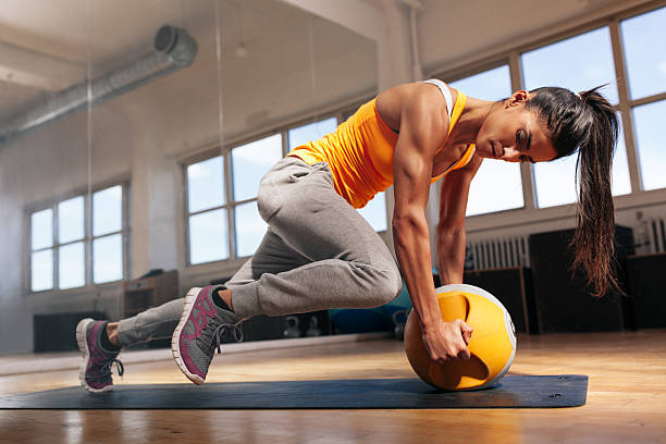 mujer haciendo ejercicios en el gimnasio de núcleo intenso - body building gym human muscle effort fotografías e imágenes de stock