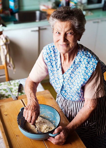 starszy kobieta do pieczenia - grandmother pie cooking baking zdjęcia i obrazy z banku zdjęć