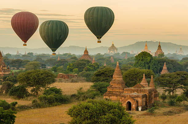 воздушный шар на древних храмов баган (pagan). - burmese culture myanmar pagoda dusk стоковые фото и изображения