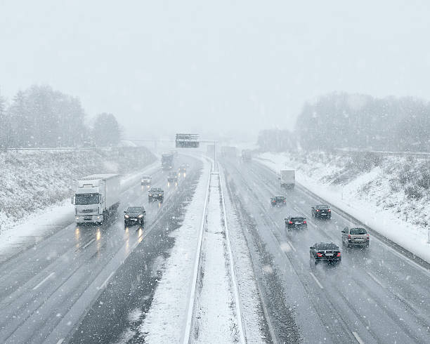 inverno carro de tráfego de passageiros - snowing road winter snow - fotografias e filmes do acervo