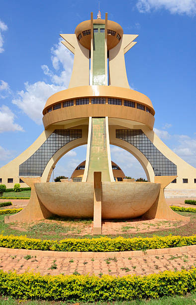Ouagadougou, Burkina Faso: Martyr's Monument aka Monument to the National Heroes, Ouaga 2000 quarter, an elite diplomatic and residential area - a short version of the Eiffel tower, built in concrete - Monument des Martyrs, Place de l'Afrique - Mémorial aux Héros nationaux - photo by M.Torres