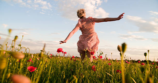 女性のランニングのポピー草地 - field poppy single flower flower ストックフォトと画像
