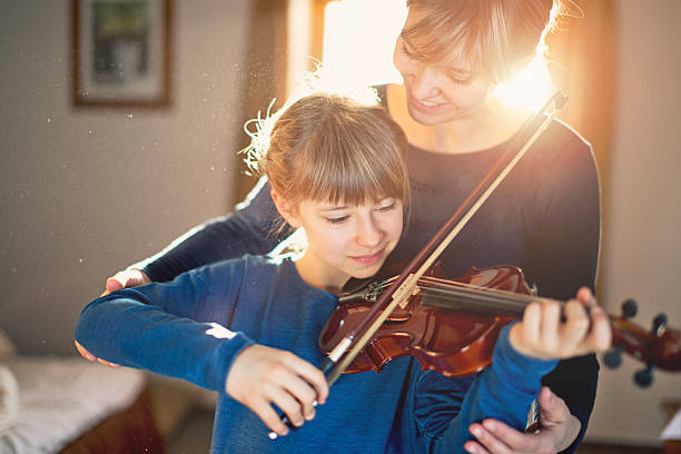 madre e hija violín lección - practicing music violin women fotografías e imágenes de stock