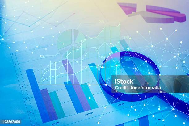 Photo libre de droit de Loupe Et Documents Avec Des Données De Segmentation De Soleil À Tabl banque d'images et plus d'images libres de droit de Donnée