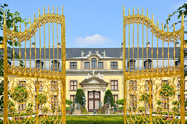 golden gate in giardini di herrenhausen, hannover, germania - front door international landmark local landmark national landmark foto e immagini stock