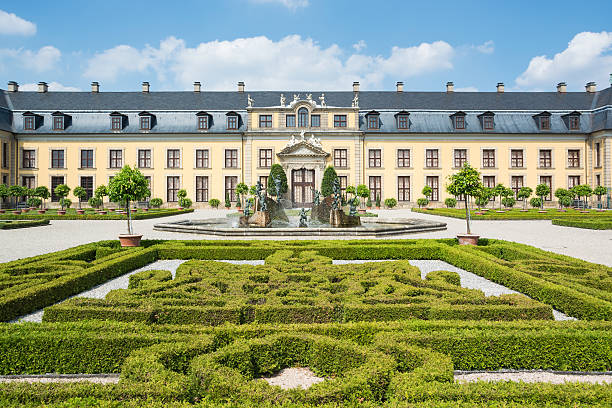 galleria edifici, giardini di herrenhausen, hannover, germania - ornamental garden europe flower bed old fashioned foto e immagini stock