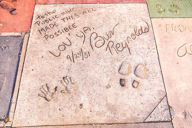 handprints de burt reynolds em hollywood boulevard - burt reynolds imagens e fotografias de stock