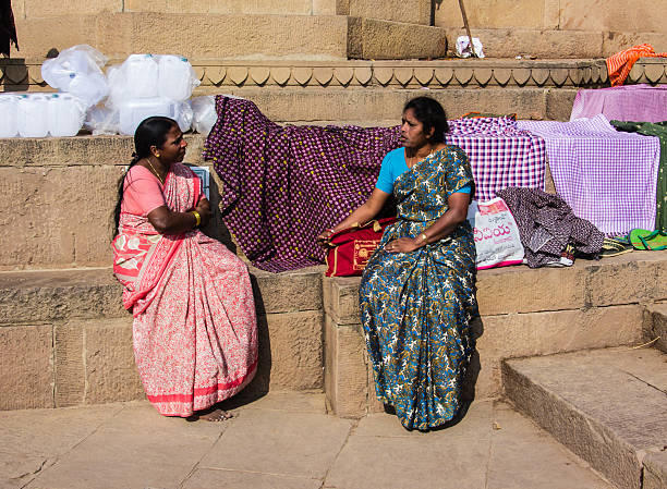 momen 2 つのヴァラナシガーツ山脈の - india brahmin hinduism tourism ストックフォトと画像