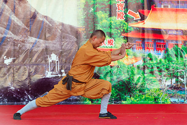 shaolin-mönch performance - shaolin stock-fotos und bilder