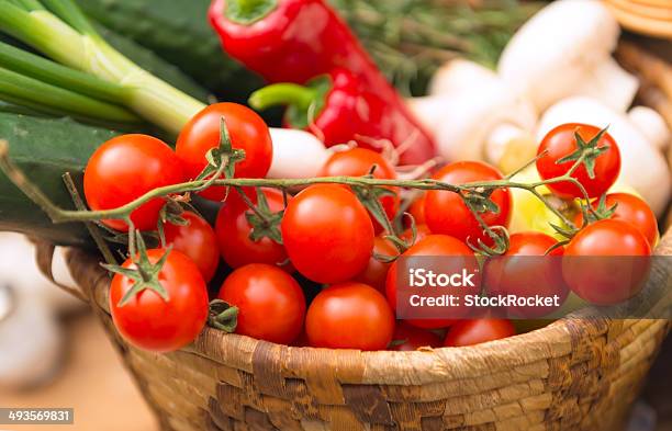 Tomates Cherry Foto de stock y más banco de imágenes de Aire libre - Aire libre, Alimento, Cocinar