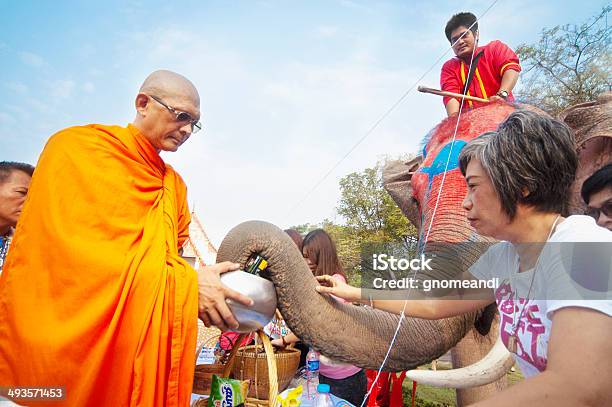 Almsgiving In Thailand Stockfoto und mehr Bilder von Almosen - Almosen, Asien, Buddhistisches Neujahrsfest