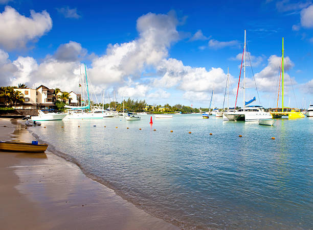 katamarane und boote in der bucht. grand bay (grand baie). tm - grand harbour stock-fotos und bilder